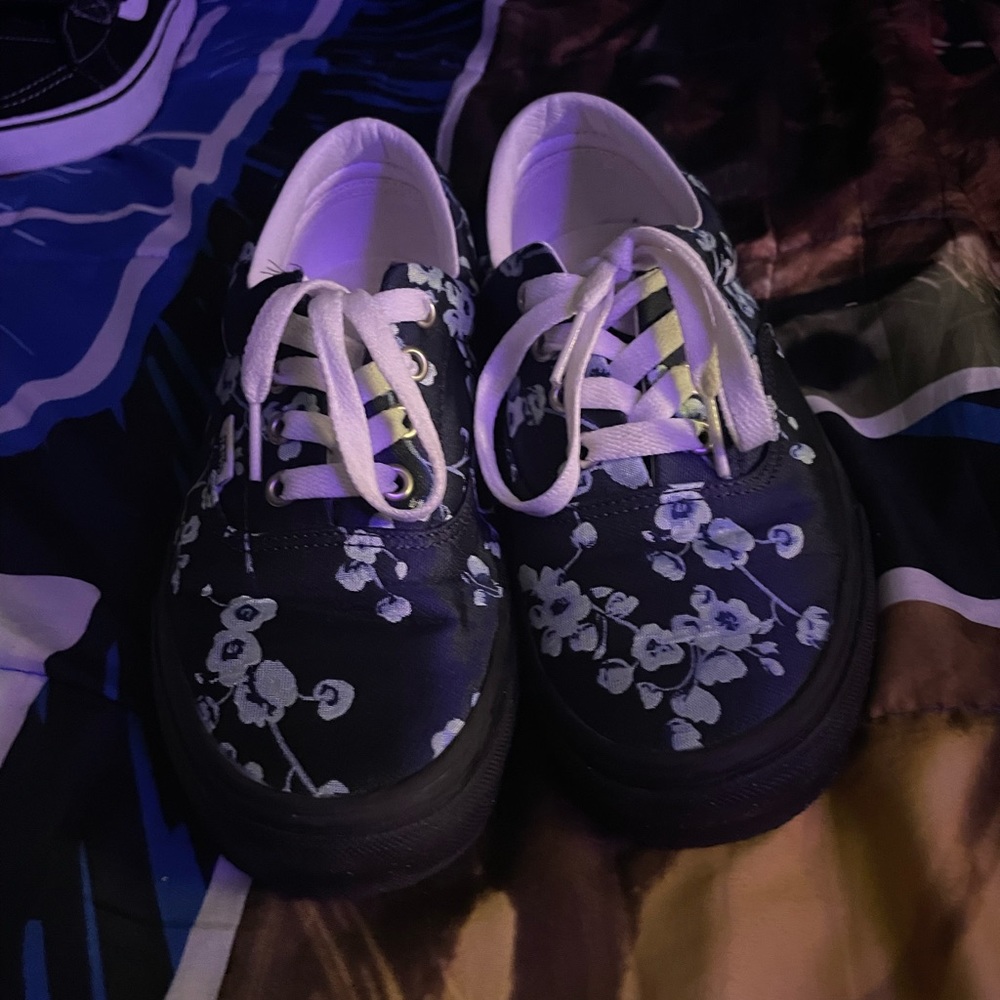 Vans women’s Era floral blue satin black size 7